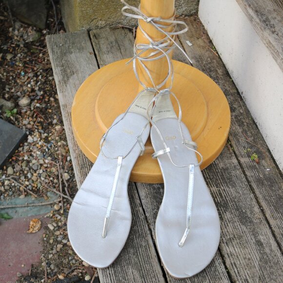 GAP Silver Vegan Faux Leather Strappy Tie Up Wrap Thong Flat Sandals Sz 9 - Picture 3 of 7